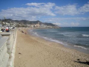 Beach nearby, sun loungers, beach towels