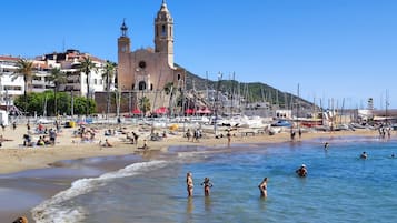 Una spiaggia nelle vicinanze, lettini da mare, teli da spiaggia
