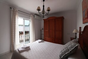 4 bedrooms, iron/ironing board, free WiFi, bed sheets