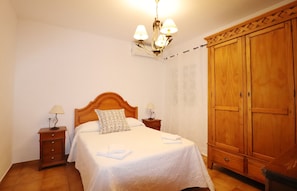 4 bedrooms, iron/ironing board, free WiFi, bed sheets