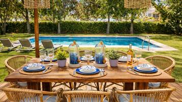 Piscina all'aperto, lettini