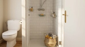 Ensemble douche/baignoire, sèche-cheveux, serviettes fournies