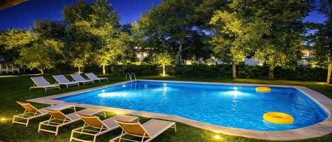 Outdoor pool, pool loungers