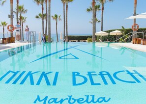 Lämmitetty uima-allas