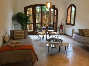 Smart TV, lettore DVD, tavolo da calcetto, tavolo da ping pong