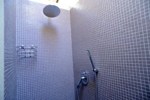 Regadera, secadora de cabello, toallas 