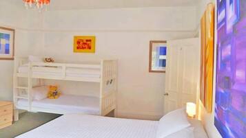 5 chambres, lit parapluie, accès Internet, draps fournis