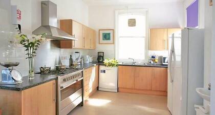 Gallery - a house that sleeps 18 guests in 5 bedrooms