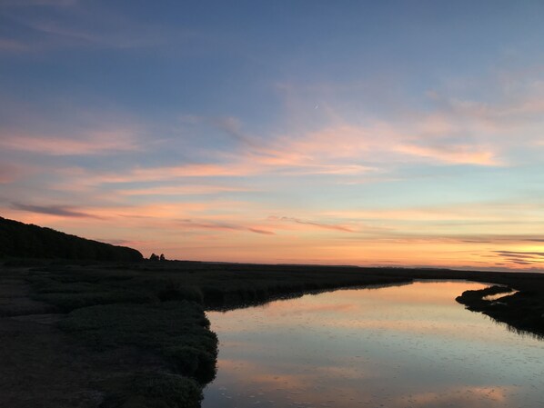 A calm river reflecting the sky during sunset. - Stiffkey, spa, garden dog friendly, parking, next to marsh local pub sleeps 6 (stiffkey)