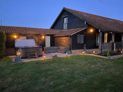 Stiffkey, hot tub/spa safe garden dog friendly, parking, next to marsh local pub