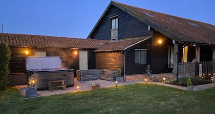 Stiffkey, hot tub/spa safe garden dog friendly, parking, next to marsh local pub
