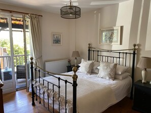 4 soverom, strykejern/-brett, wi-fi (inkludert) og sengetøy