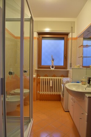 Douche, sèche-cheveux, bidet, serviettes fournies
