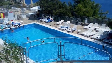 Inomhuspool och utomhuspool