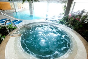 Una piscina techada, una piscina al aire libre