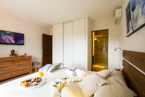 4 soverom, safe på rommet, strykejern/-brett og reiseseng for barn