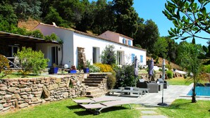 A house with a stone wall, a swimming pool, and outdoor furniture. - Luxury villa near Saint Tropez, Swimming Pool, Big Garden Super sea view, 220m2 (Cavalaire-Sur-Mer)
