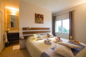 4 makuuhuonetta, tallelokero huoneessa, silitysrauta/-lauta