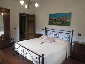 7 bedrooms, iron/ironing board, travel crib, free WiFi - Very large house, surrounded by green, sunny, whit a private pool. (Coreglia Antelminelli)