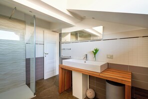 Shower, hair dryer, bidet, towels - La Mia Casa in Campo di Fiori Large Bright and Quiet Penthouse  TERRACE WiFI (Roma)