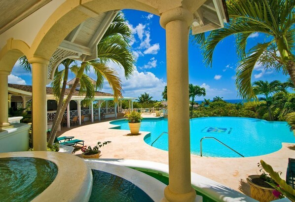 حمّام سباحة خارجي، حمّام سباحة مُدفَّأ