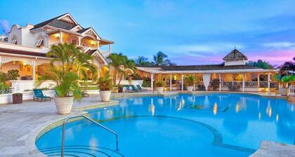 Poolside apartment (2 bed) in exclusive Sugar Hill Resort