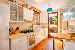 Refrigerador, microondas, horno, placa de cocina