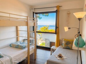 5 habitaciones, tabla de planchar con plancha y cuna de viaje