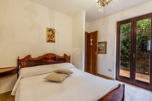 2 bedrooms, travel cot, free WiFi