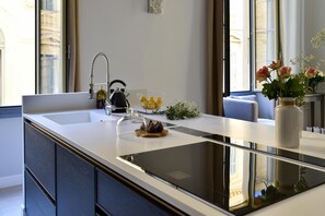 Kühlschrank, Mikrowelle, Ofen, Herdplatte