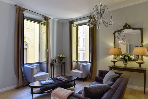 Spacious 3BR / 3BA Apartment in Old Town Nice • 2-Min Walk to Beach • Full A/C