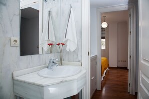 Ducha y bañera combinadas, secador de pelo, bidé y toallas