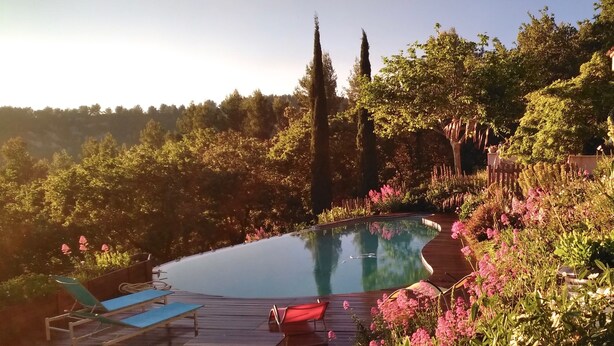 A swimming pool with a wooden deck and lounge chairs. -  COUNTRYSIDE AIR-CONDITIONED COTTAGE, PRIVATE POOL  NEAR BANDOL SANARY CASSIS (Évenos)
