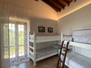 2 quartos, cofres nos quartos, ferros/tábuas de passar roupa