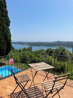 Outdoor dining - Your country Villa with a amazing view, private garden and private pool! (salò (bs))