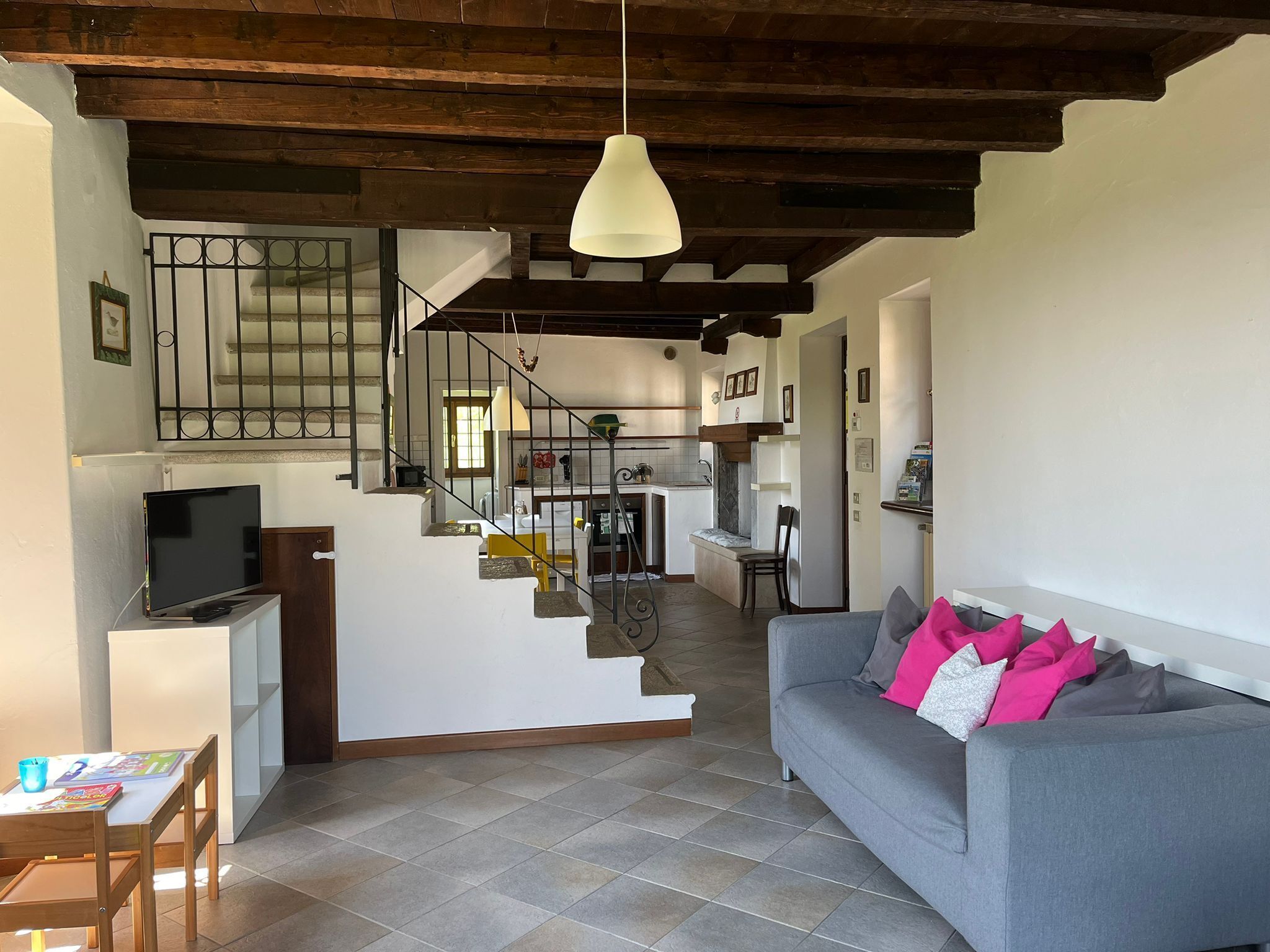 Een smart-tv, een open haard en boeken