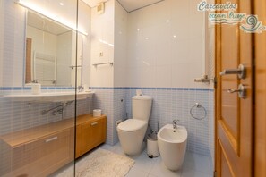 Bañera con ducha, bañera de hidromasaje, secador de pelo, bidet