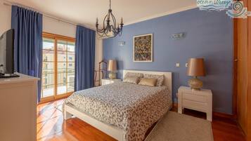 2 bedrooms, desk, iron/ironing board, travel crib