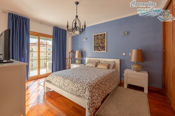 2 habitaciones, escritorio y tabla de planchar con plancha