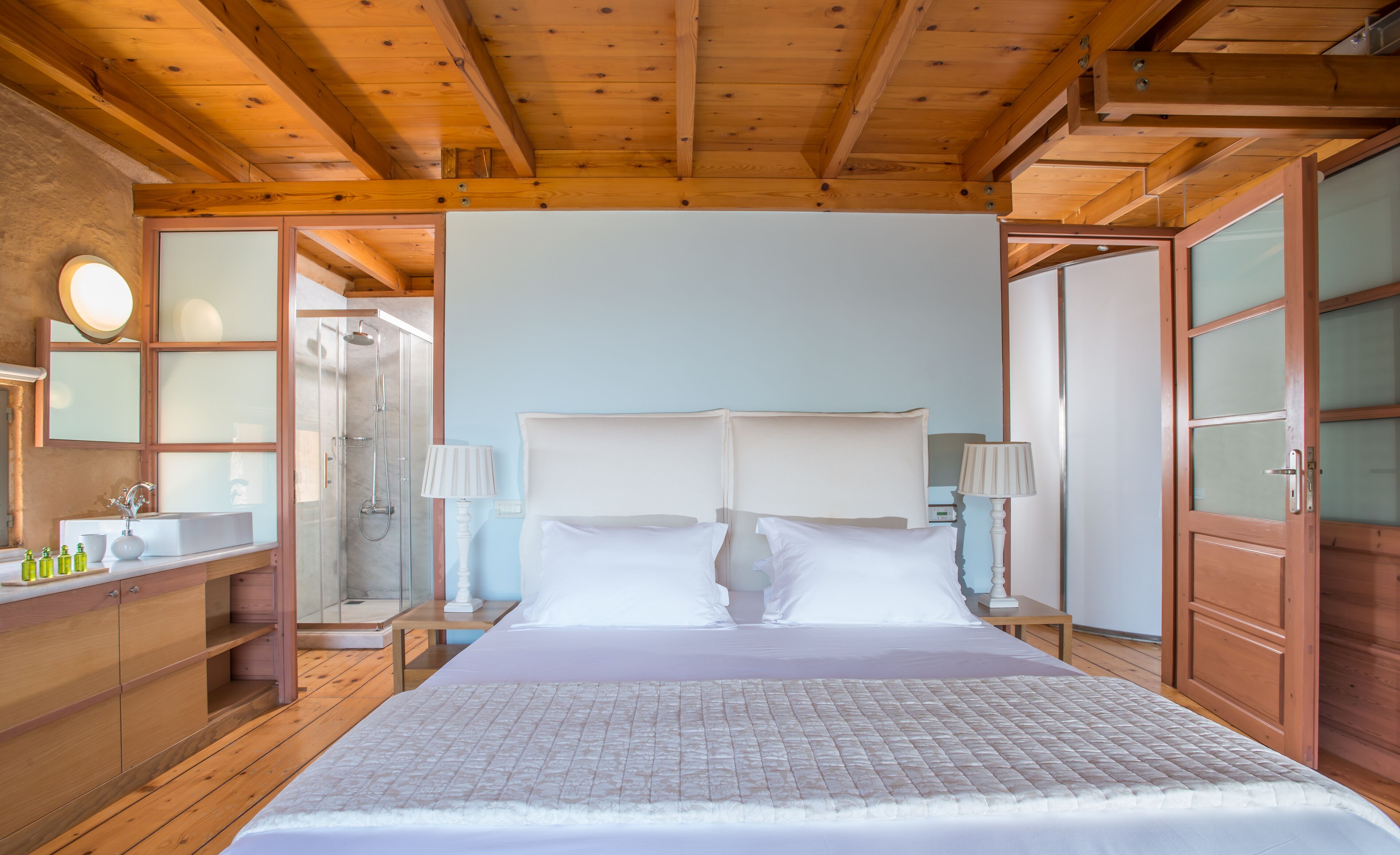 5 bedrooms, in-room safe, desk, iron/ironing board