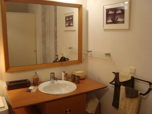 Suihku, hiustenkuivaaja, saippua, sampoo