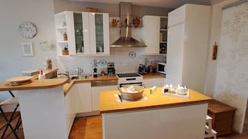 Een koelkast, een microgolfoven, een oven, een kookplaat