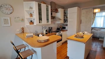 Een koelkast, een microgolfoven, een oven, een kookplaat