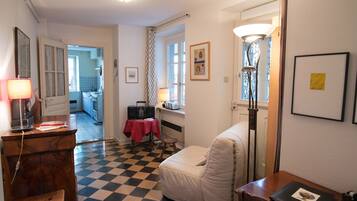 Televisión, reproductor de DVD, libros, biblioteca de música