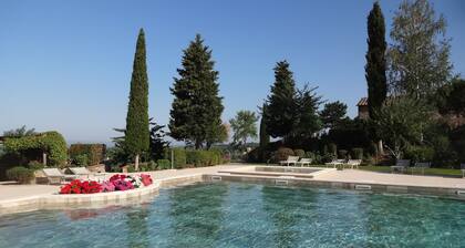 12 km al norte de Siena con una vista impresionante piscina y cancha de tenis 3 habitaciones con baño privado