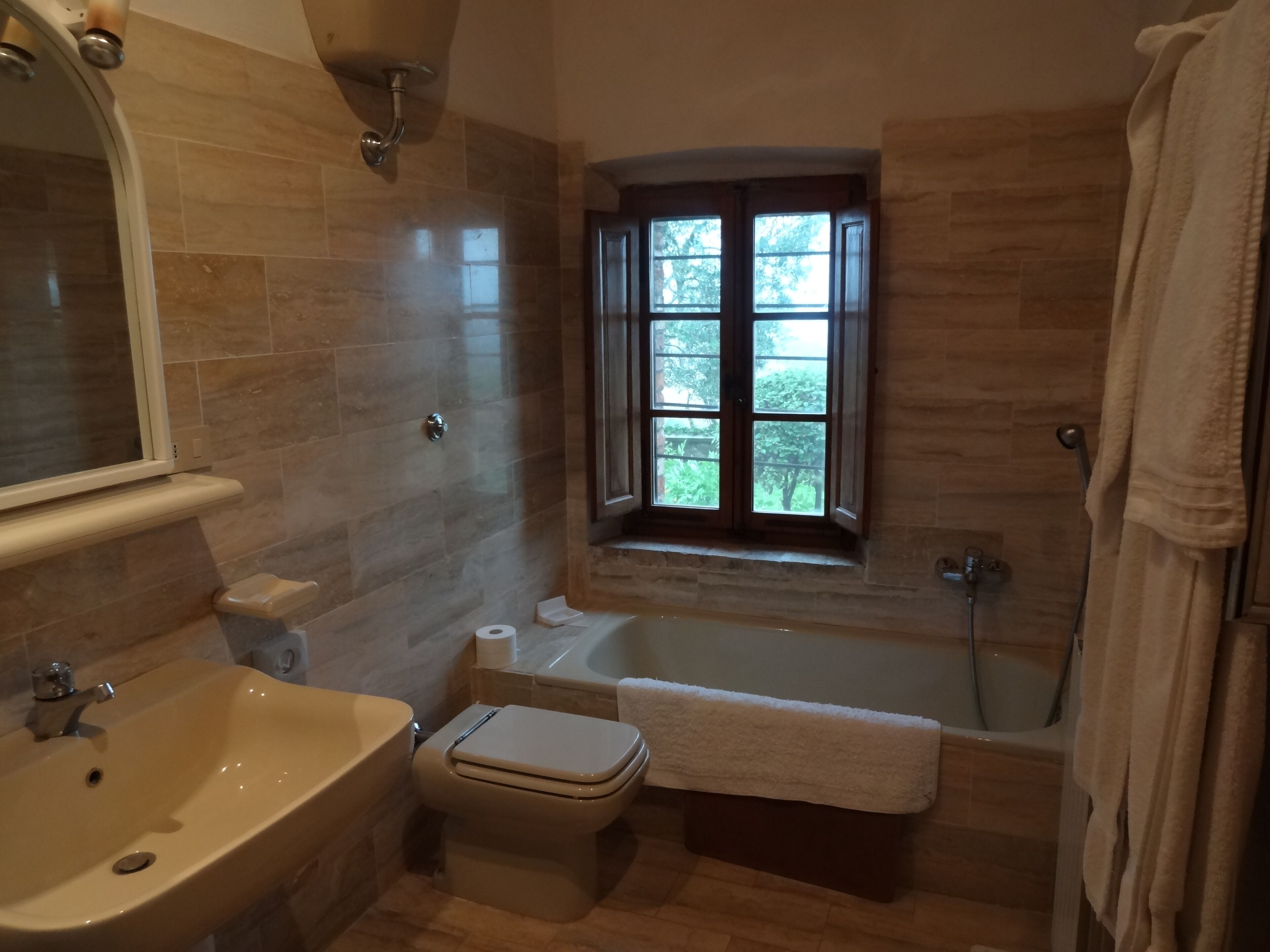 Baignoire, sèche-cheveux, serviettes fournies, savon