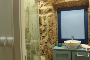 Shower, hair dryer, towels, soap - Rustic and cozy house in the village of Sabugueiro - Serra da Estrela (Sabugueiro-Seia)