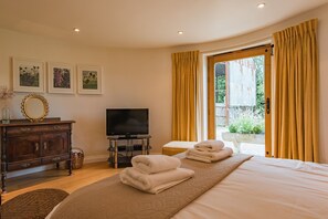 5 bedrooms, iron/ironing board, free WiFi, bed sheets - Converted barn / Oast House with amazing views and EV chargers (Rye)