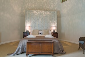 5 bedrooms, iron/ironing board, free WiFi, bed sheets - Converted barn / Oast House with amazing views and EV chargers (Rye)