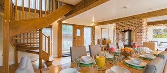 Oast House à trois cocardes dans un cadre rural idyllique